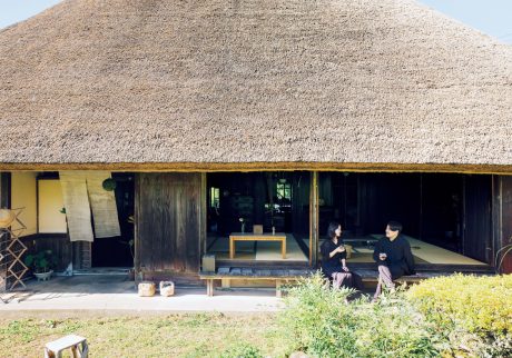 自然に近い茅葺き屋根での暮らし。富田晨さん、富田祐紀さんが実践する豊かな暮らし。富田晨さん＆祐紀さん夫妻が住むのは江戸末期に建てられた農家民家。今では希少な茅葺き屋根や土間、建具がそのまま残る。田の字型プランの母屋に納屋がついた、京都・美山の伝統的なつくり。 | 富田晨さん＆祐紀さん夫妻が住むのは江戸末期に建てられた農家民家。今では希少な茅葺き屋根や土間、建具がそのまま残る。田の字型プランの母屋に納屋がついた、京都・美山の伝統的なつくり。