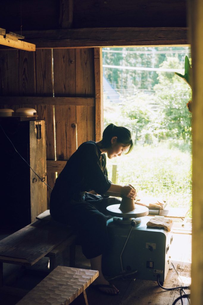 自然に近い茅葺き屋根での暮らし。富田晨さん、富田祐紀さんが実践する豊かな暮らし。 | 納屋は陶芸家である祐紀さんの工房に。いずれ窯も作りたいと思案中。