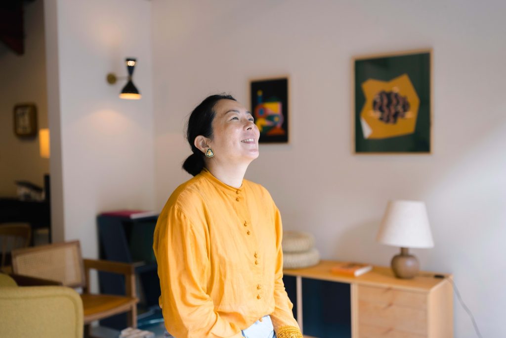 料理人・野村友里さんと家具デザイナー・河野俊介さんが語る、スツールの楽しみ。 | 「以前のものより座面は少し大きめにしたこと、凹凸をつけたことで長時間座っても快適に過ごせるようになっています」と野村さん。