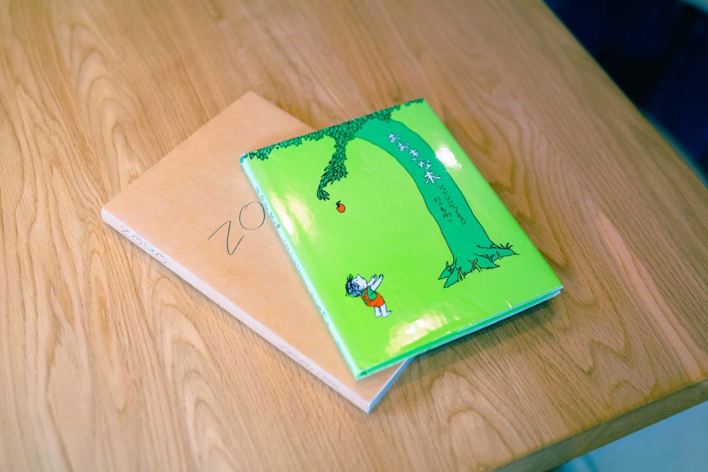 料理人・野村友里さんと家具デザイナー・河野俊介さんが語る、スツールの楽しみ。 | 『大きな木』は無償の愛や幸福の本質を問いかける普遍的な物語。左は、野村さんが河野さんに贈った写真集『ZOMO』。