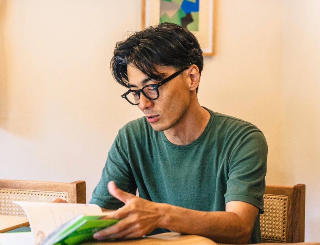 料理人・野村友里さんと家具デザイナー・河野俊介さんが語る、スツールの楽しみ。 | 子どもへの読み聞かせの中で知ったシェル・シルヴァスタインの『大きな木』。「究極のスツール」は自然界にあるのかもと河野さん。