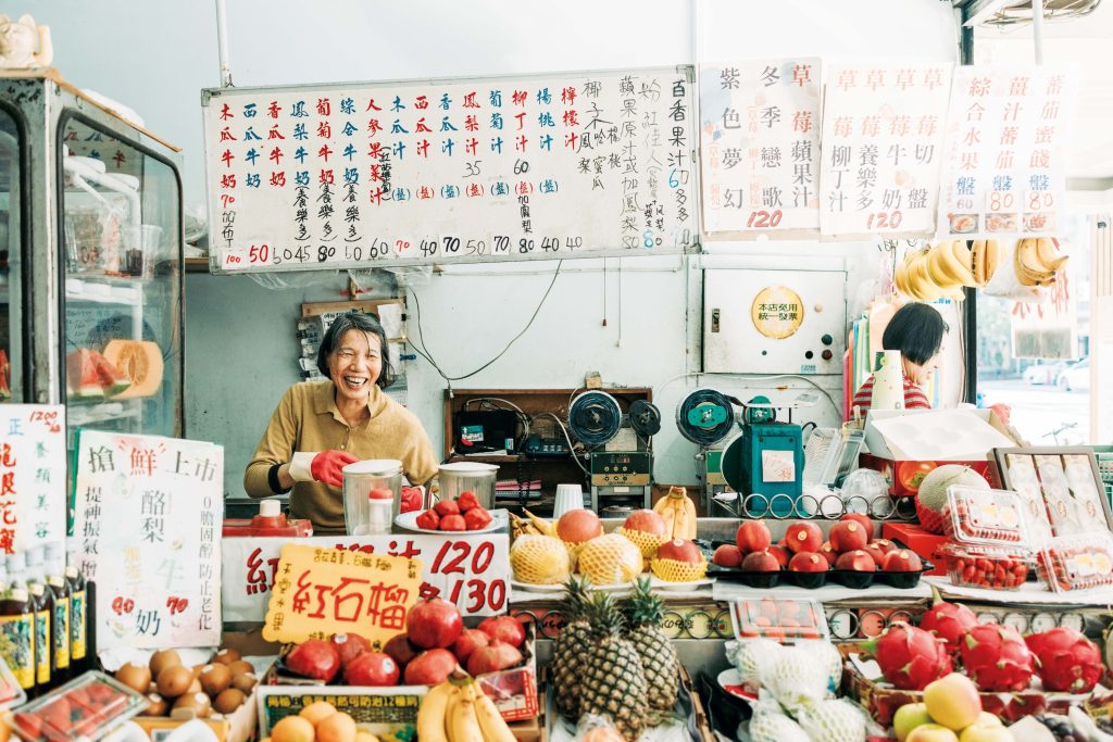 老若男女に愛される、地元ならではの味。台南フードを味わう。父親、兄から引き継いだ姉妹が切り盛りする果実店。ジューススタンドと一体化しているのがこの地ならでは。「冬はイチゴ、レンブやナツメ、夏にかけてパイナップルやマンゴー、ブンタンなども」 | 父親、兄から引き継いだ姉妹が切り盛りする果実店。ジューススタンドと一体化しているのがこの地ならでは。「冬はイチゴ、レンブやナツメ、夏にかけてパイナップルやマンゴー、ブンタンなども」