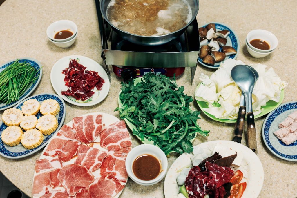 老若男女に愛される、地元ならではの味。台南フードを味わう台湾の調味料、沙茶醤（サーツァーチアン）をつけだれにするしゃぶしゃぶ式の牛・豚肉鍋。「具材は、店内の冷蔵庫から各自で選びます。青い皿の魚冊（ユィツェー/右下）は台南名物。中は豚肉、外は魚のすり身で包んだ練り物」。 | 台湾の調味料、沙茶醤（サーツァーチアン）をつけだれにするしゃぶしゃぶ式の牛・豚肉鍋。「具材は、店内の冷蔵庫から各自で選びます。青い皿の魚冊（ユィツェー/右下）は台南名物。中は豚肉、外は魚のすり身で包んだ練り物」