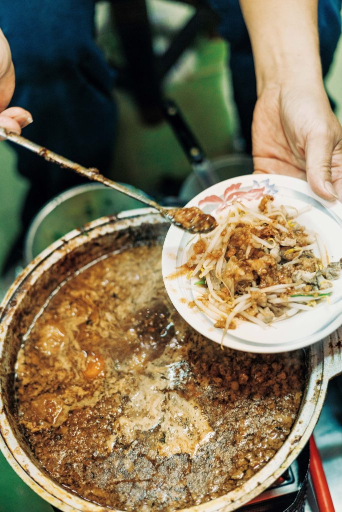 老若男女に愛される、地元ならではの味。台南フードを味わう。細切りの豚肉とモヤシに担仔麺と同じ肉味噌がかけられた乾骨肉（ガングーロウ）45元。 | 細切りの豚肉とモヤシに担仔麺と同じ肉味噌がかけられた乾骨肉（ガングーロウ）45元。