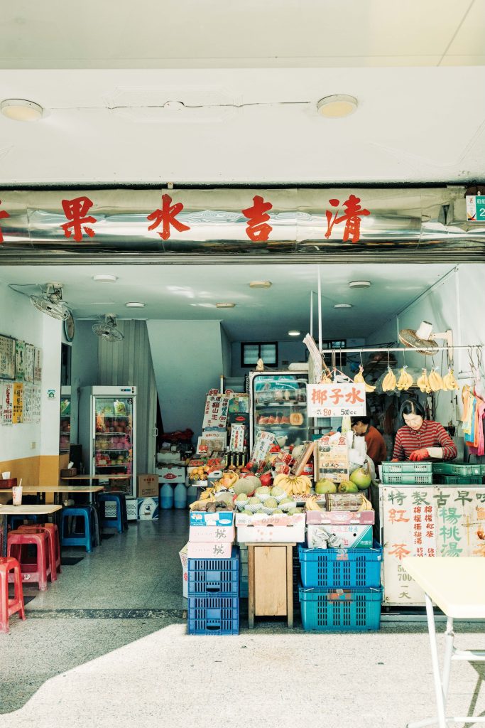 老若男女に愛される、地元ならではの味。台南フードを味わう。通りに面した明るい店内。テーブル席は4卓。 | 通りに面した明るい店内。テーブル席は4卓。