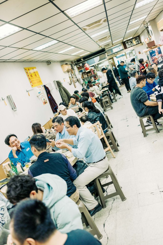 老若男女に愛される、地元ならではの味。台南フードを味わう。開店直後から大賑わい。1988年創業で両親から引き継いだ2代目が営む。 | 開店直後から大賑わい。1988年創業で両親から引き継いだ2代目が営む。