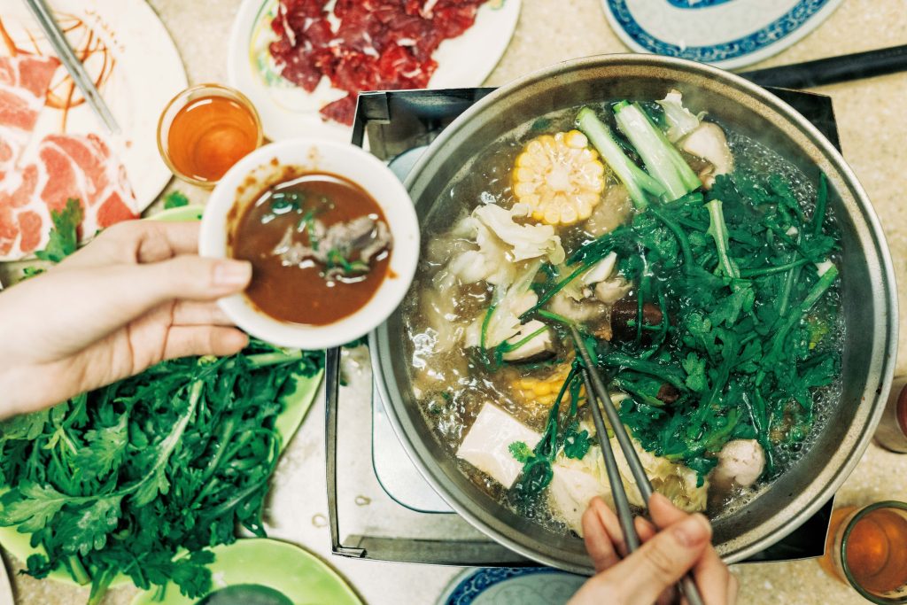 老若男女に愛される、地元ならではの味。台南フードを味わう。扁魚と冬菜（トンツァイ）、干しエビのダシが効いたスープが染みる。自家製の沙茶醤は店でも販売。「私はタレにニラやネギ、唐辛子、醤油をさらに加えるのが好き」。卵の黄身を合わせても。 | 扁魚と冬菜（トンツァイ）、干しエビのダシが効いたスープが染みる。自家製の沙茶醤は店でも販売。「私はタレにニラやネギ、唐辛子、醤油をさらに加えるのが好き」。卵の黄身を合わせても。