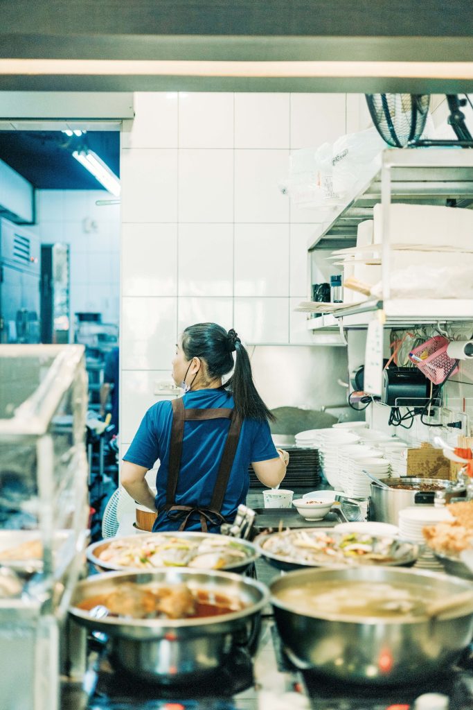 老若男女に愛される、地元ならではの味。台南フードを味わう。厨房の様子。野菜が3～4種、煮魚などを含む魚が3種ほど並ぶので、ショーケースから選んで注文。 | 厨房の様子。野菜が3～4種、煮魚などを含む魚が3種ほど並ぶので、ショーケースから選んで注文。