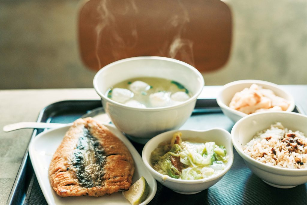 老若男女に愛される、地元ならではの味。台南フードを味わう。特産品であるサバヒーの焼き魚140～150元、茹でた白菜とヒラメの和え物30元、魚のつみれスープ35元、肉燥飯のたれだけをかけた白米10元など。 | 特産品であるサバヒーの焼き魚140～150元、茹でた白菜とヒラメの和え物30元、魚のつみれスープ35元、肉燥飯のたれだけをかけた白米10元など。