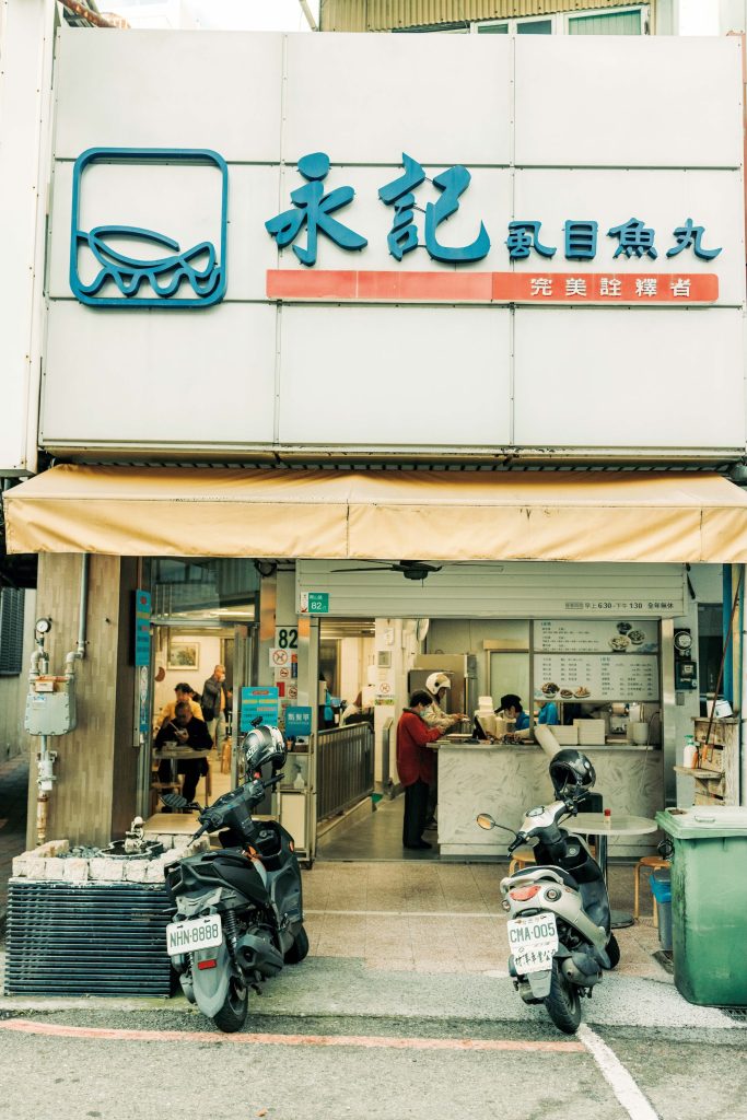 老若男女に愛される、地元ならではの味。台南フードを味わう店内は早朝から、地元民で行列に。。 | 店内は早朝から、地元民で行列に。