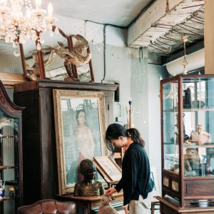 経年の美しさが宿る空間で店主の個性に魅せられて。台南のヴィンテージに出合える場所へ。店主のルーさんと、看板猫の春。店内には彼女がパートナーと二人で蒐集したという、台湾やヨーロッパなどのアンティークが所狭しと並んでいる。右手の清朝時代の棚には、台湾製の像などが。 | 店主のルーさんと、看板猫の春。店内には彼女がパートナーと二人で蒐集したという、台湾やヨーロッパなどのアンティークが所狭しと並んでいる。右手の清朝時代の棚には、台湾製の像などが。 経年の美しさが宿る空間で店主の個性に魅せられて。台南のヴィンテージに出合える場所へ。店主のルーさんと、看板猫の春。店内には彼女がパートナーと二人で蒐集したという、台湾やヨーロッパなどのアンティークが所狭しと並んでいる。右手の清朝時代の棚には、台湾製の像などが。 | 店主のルーさんと、看板猫の春。店内には彼女がパートナーと二人で蒐集したという、台湾やヨーロッパなどのアンティークが所狭しと並んでいる。右手の清朝時代の棚には、台湾製の像などが。