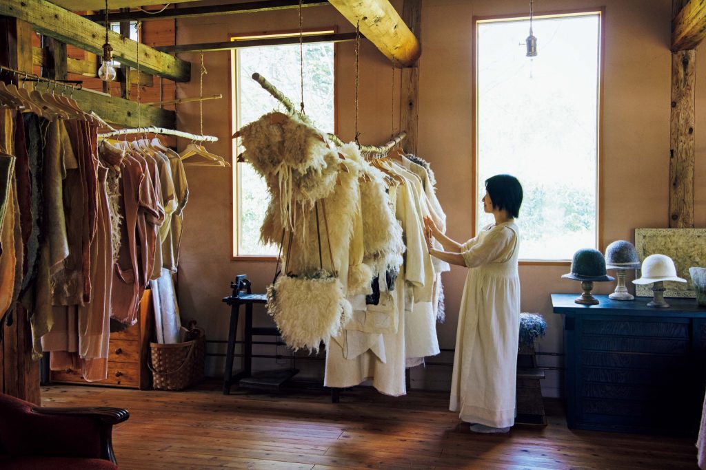 羊服工房『粗清草堂』のギャラリー | もともと馬小屋だった建物を半分セルフビルドで改装したギャラリー。