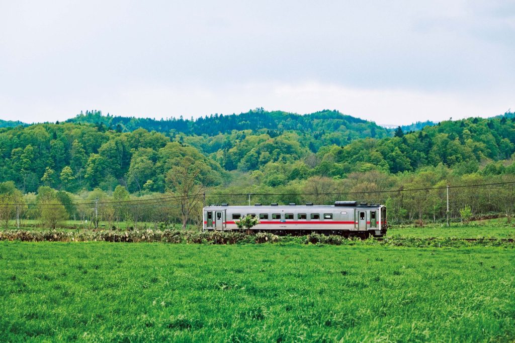 宗谷本線 | 旭川駅と稚内駅を結ぶ宗谷本線。普通列車は1両編成。草原のなかを走っていく。