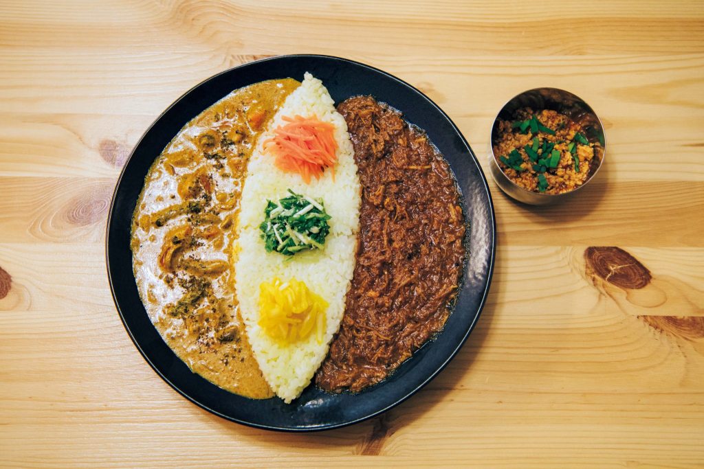 スパイスカレーの店『またたびカリー』のカレー | 名古屋から移住してきた親子によるスパイスカレーの店『またたびカリー』（美深町東1条北2丁目1‒1）。昼はカレーのみだが、夜はスパイス料理とアルコールも提供。無水チキンカレー「またたびチキン」とクリーミーな「野菜クルマ」の2種あいがけの「またたびプレート」（￥1,450）。トッピングに旨辛台湾ミンチ（￥300）を添えて召し上がれ。