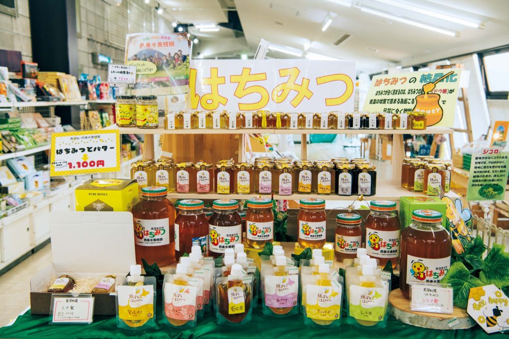 『道の駅 びふか』の店内 | お土産が手に入る『道の駅 びふか』（美深町大手307‒1）。地産の蜂蜜も。天然温泉「びふか温泉」やキャンプ場も併設。