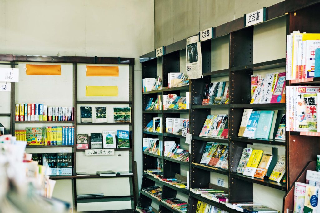 創業120年の美深町唯一の書店『二宮美深堂』の店内 | 創業120年の美深町唯一の書店『二宮美深堂』（美深町大通北1丁目12）。書籍以外、文房具や玩具なども置かれている。