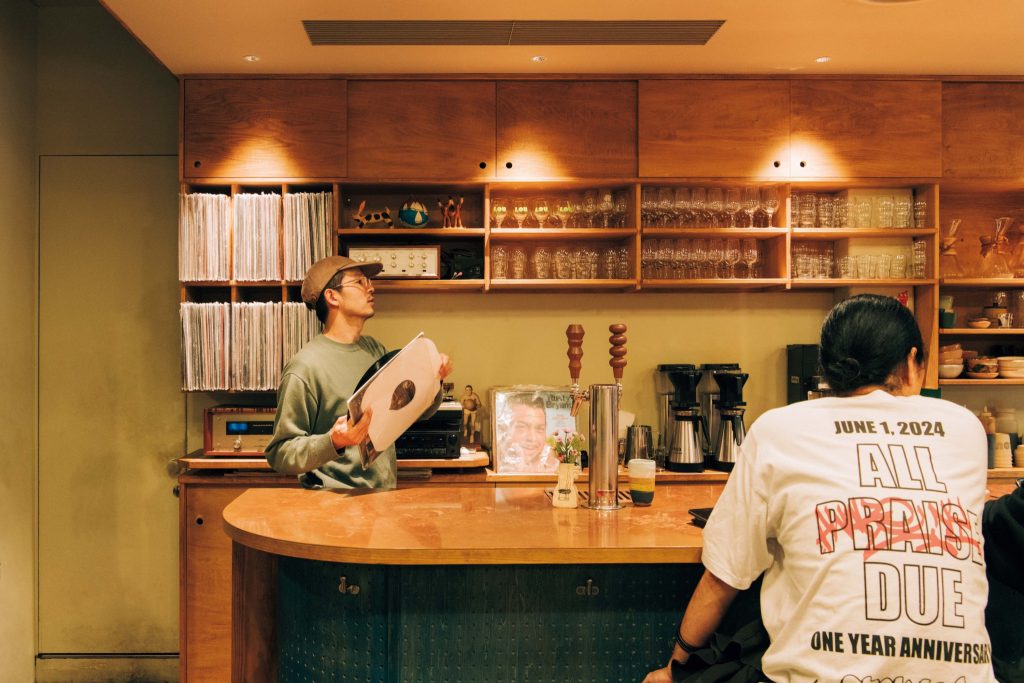 東京・中野のカフェ『LOU』 | 音響は1970年代製〈Marantz〉のアンプ「Model 250」に、〈DYNACORD〉のプリアンプを組み合わせて使用。