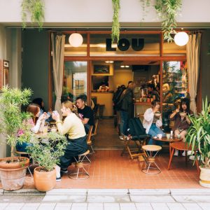 東京・中野のカフェ『LOU』の外観 | 心地よいサウンドは、テラス席でも堪能できる。