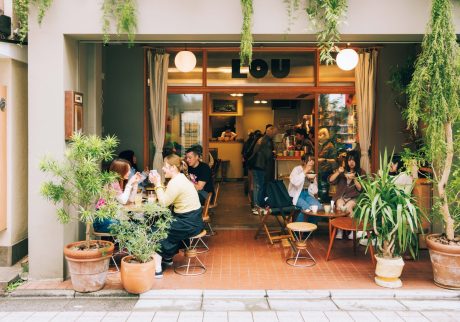 東京・中野のカフェ『LOU』の外観 | 心地よいサウンドは、テラス席でも堪能できる。