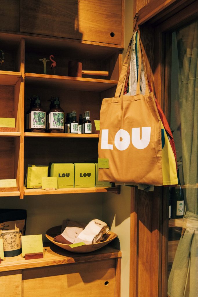 東京・中野の『LOU』のオリジナルグッズ | エーブルソン友理さんがロゴデザインを手がけたオリジナルグッズ。
