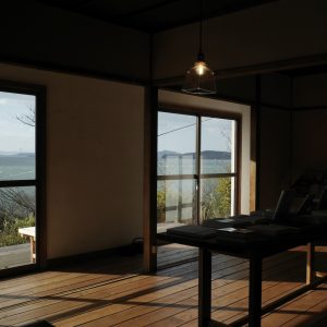 スーツ姿のお客さんと、茨木のり子の「行方不明の時間」。海辺の本屋の日々と本。写真と文：あかしゆか（編集者・『aru』店主）#1 | 『aru』からは瀬戸内海が一望できる。