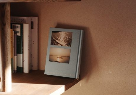 台湾から届く『瀬戸内海的風』と蜜蜂のこと。海辺の本屋の日々と本。写真と文：あかしゆか（編集者・『aru』店主）#4 | 『aru』から見える海と同じで驚いた。