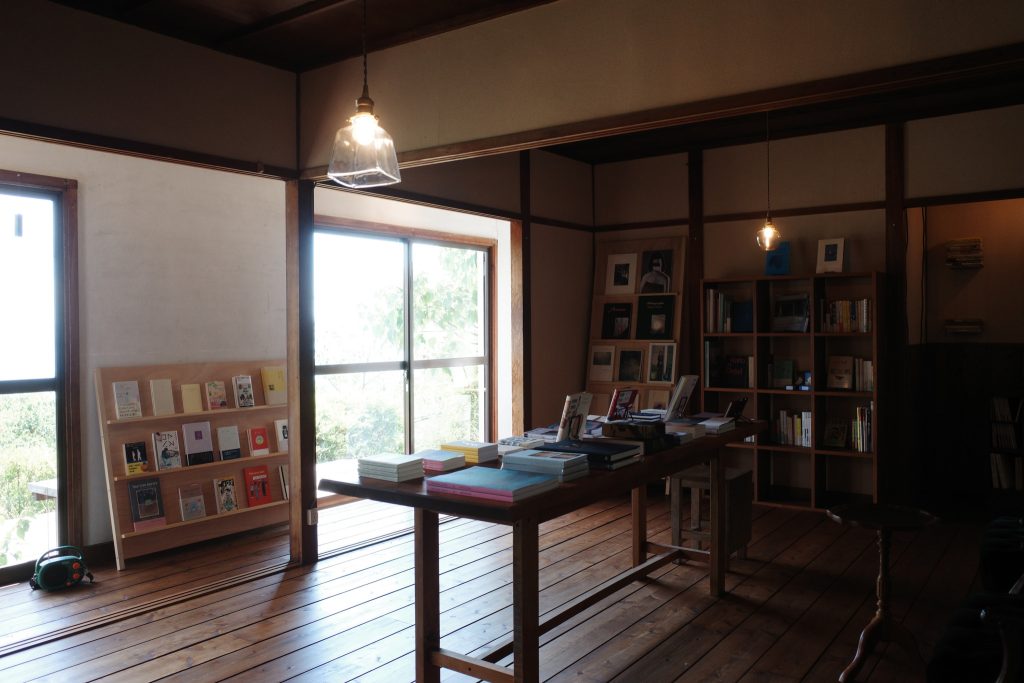 台湾から届く『瀬戸内海的風』と蜜蜂のこと。海辺の本屋の日々と本。写真と文：あかしゆか（編集者・『aru』店主）#4