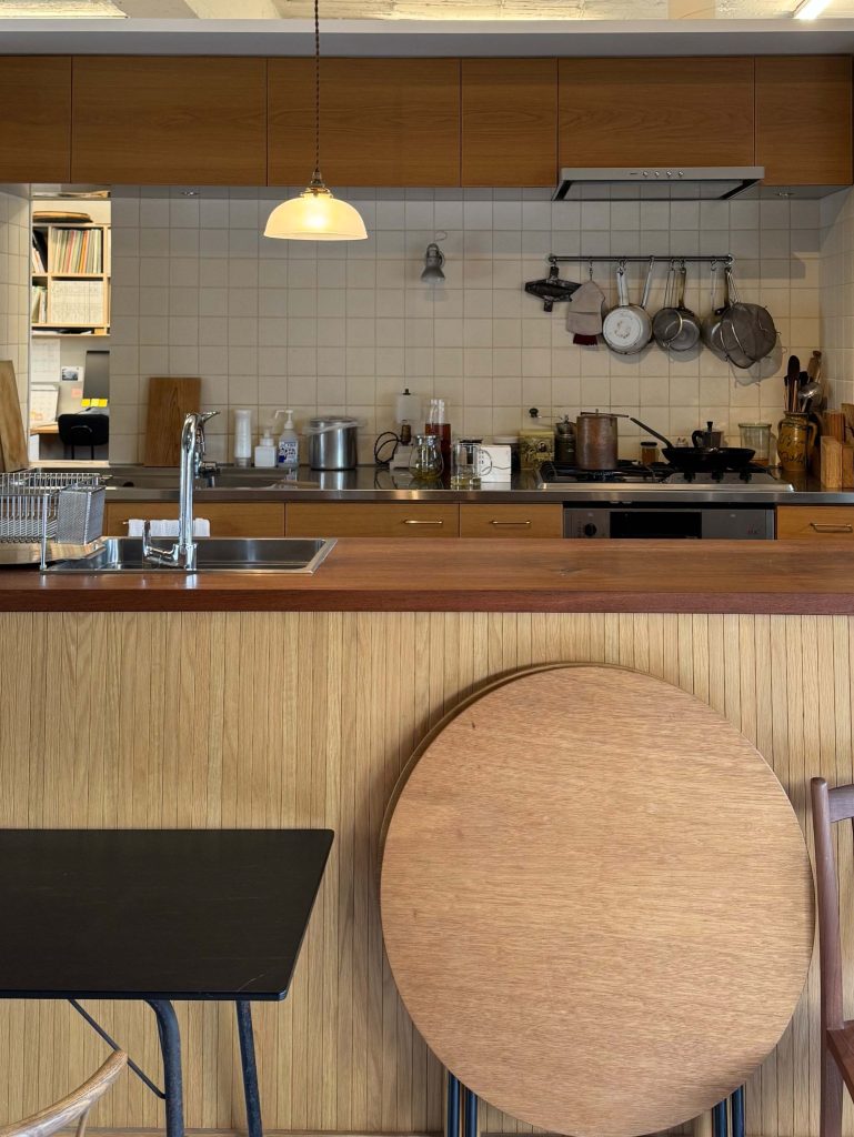 楽しい打ち合わせが続きます。写真と文：湯本隆（『NICEFOLKS』オーナー）#4　 素晴らしい台所家具が設えられた事務所のキッチン。オリジナルのタイルもかっこいい。 | 設計室のキッチン。ここで毎日みんなでお昼ごはんを作ることで、きっと使いやすい設計になるんですね。