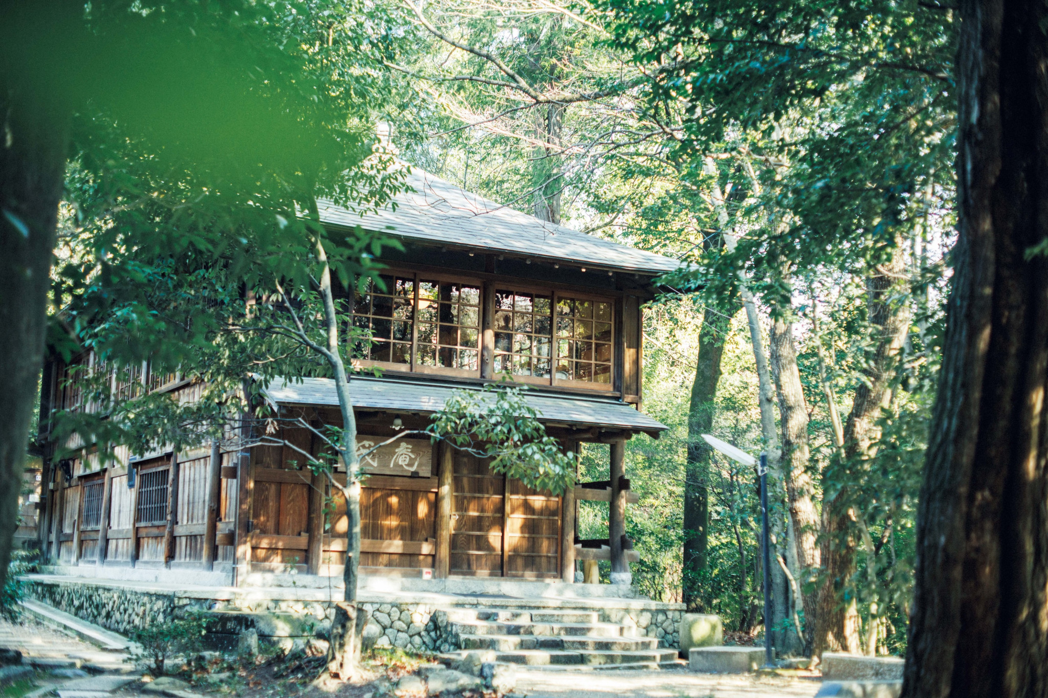 京都・吉田山の『茂庵』 | 吉田山の緑に抱かれるように佇む『茂庵』(左京区吉田神楽岡町8吉田山山頂)は、大正時代に建てられた茶の湯の場を使ったカフェ。ゆったり配された席に着くと大文字山や市街を見渡せる。夏はかき氷、冬はあんこもちバターホットサンドが人気。 京都・吉田山の『茂庵』 | 吉田山の緑に抱かれるように佇む『茂庵』(左京区吉田神楽岡町8吉田山山頂)は、大正時代に建てられた茶の湯の場を使ったカフェ。ゆったり配された席に着くと大文字山や市街を見渡せる。夏はかき氷、冬はあんこもちバターホットサンドが人気。