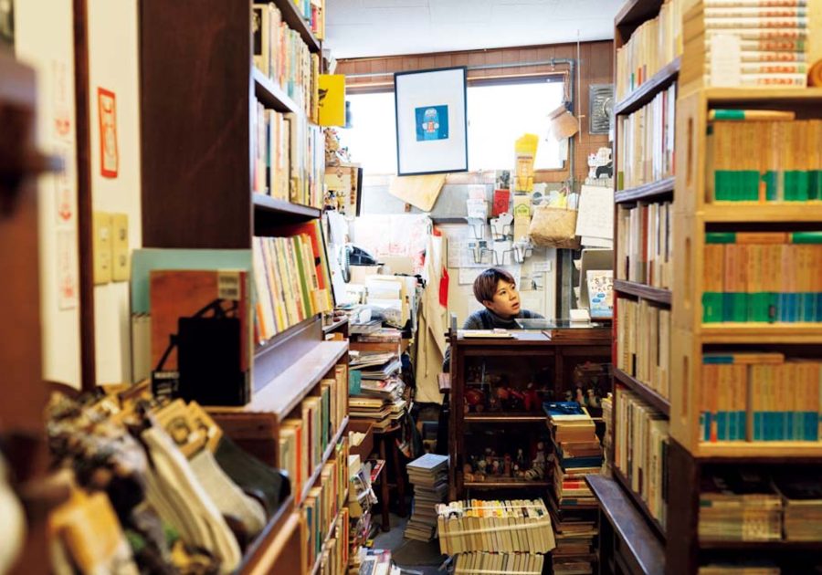 京都・一乗寺、ローカルガイド 『マヤルカ古書店』 | 『マヤルカ古書店』(左京区一乗寺大原田町23‒12)は、2017年に西陣から白川疏水沿いの古民家に移転。文芸書をはじめ、専門書、暮らしの本など幅広く、加えてこけしなどの郷土玩具も所狭しと。2階にはギャラリースペースがある。 京都・一乗寺、ローカルガイド 『マヤルカ古書店』 | 『マヤルカ古書店』(左京区一乗寺大原田町23‒12)は、2017年に西陣から白川疏水沿いの古民家に移転。文芸書をはじめ、専門書、暮らしの本など幅広く、加えてこけしなどの郷土玩具も所狭しと。2階にはギャラリースペースがある。
