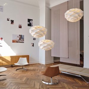 CHS_3 Days of Design 2026_1 | 旗艦店で発表された新作オイビン・スロットによる「OS111 ベゴニアペンダント」と、60年代のデザインを復刻した「FK64 シミターチェア」。手前はトーマス・ボー・カストホルムのデイベッド「TK8」。 CHS_3 Days of Design 2026_1 | 旗艦店で発表された新作オイビン・スロットによる「OS111 ベゴニアペンダント」と、60年代のデザインを復刻した「FK64 シミターチェア」。手前はトーマス・ボー・カストホルムのデイベッド「TK8」。