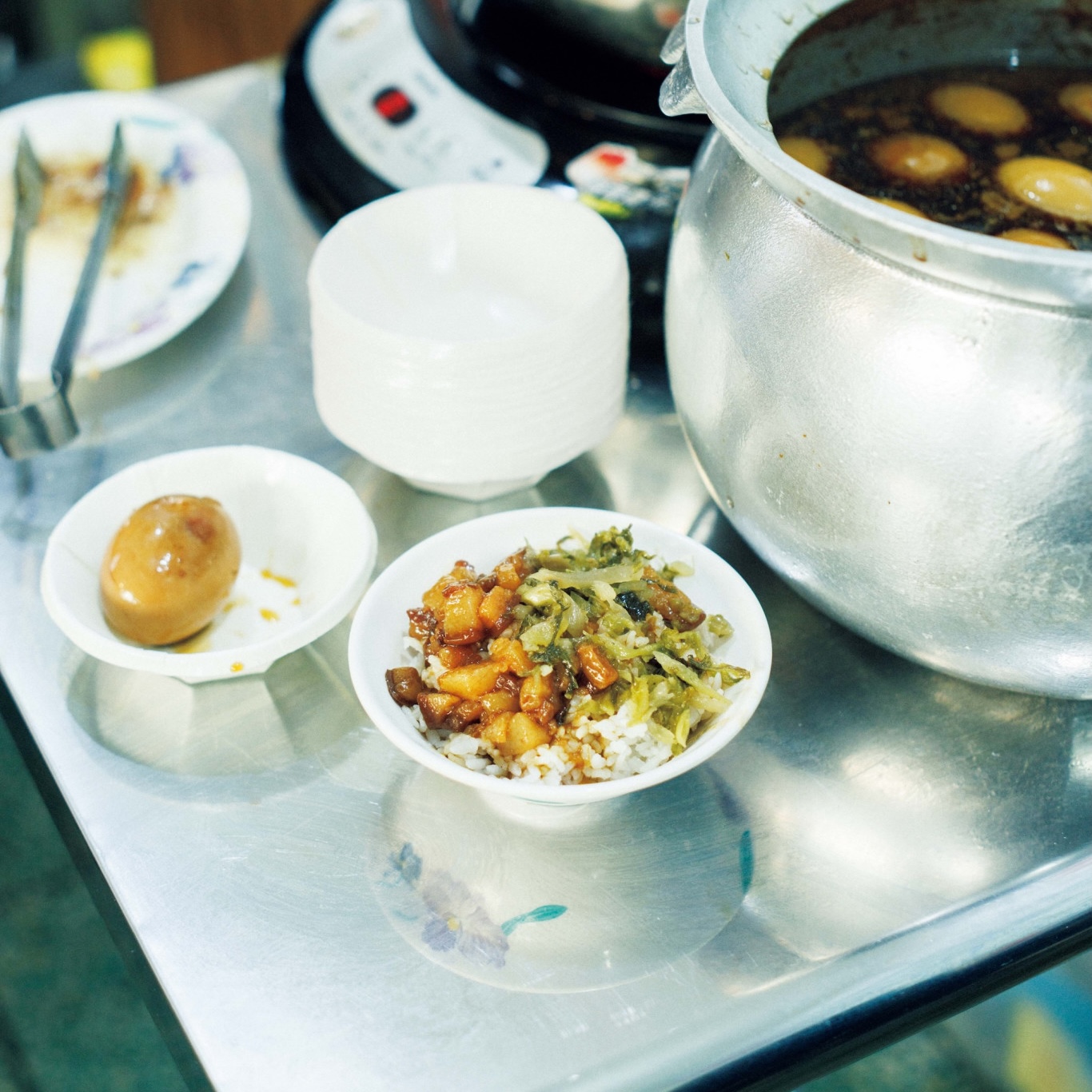 小ぶりな丼を何杯でも。秘伝のタレが染み込んだ、台湾の国民食を巡る。