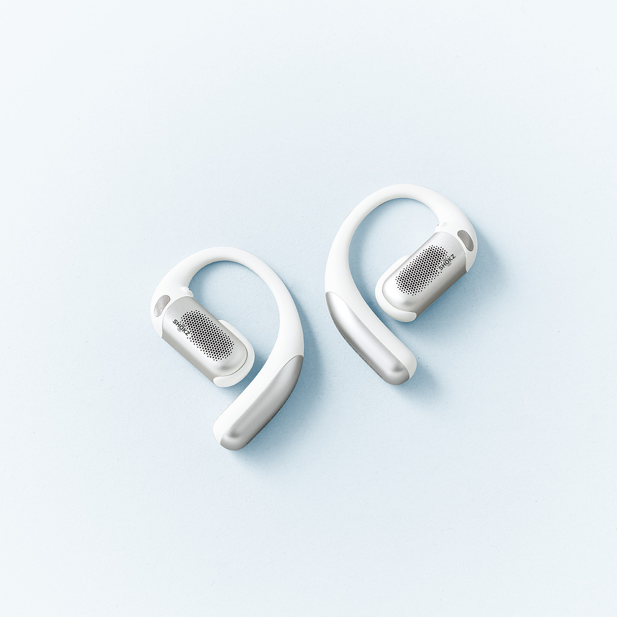 オモムロニ。さんがレビュー。「いい音と映像にどっぷり浸かれる」〈Shokz〉のオープンイヤーイヤホンと、〈LGエレクトロニクス〉の４Kプロジェクター。