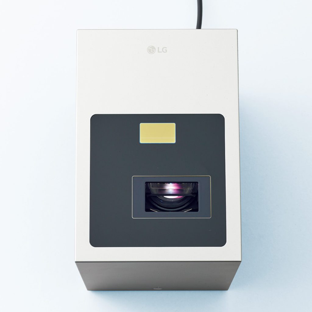〈LGエレクトロニクス〉の4Kプロジェクター オモムロニ。 〈LGエレクトロニクス〉の4Kプロジェクター オモムロニ。