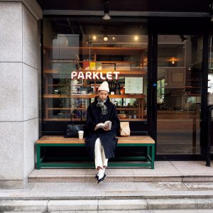 〈オーラリー〉のダッフルコート