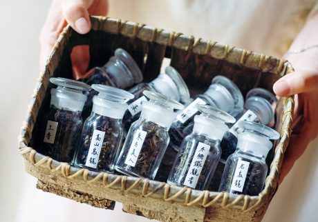 約10種類の台湾茶から好みのものを選ぶ。