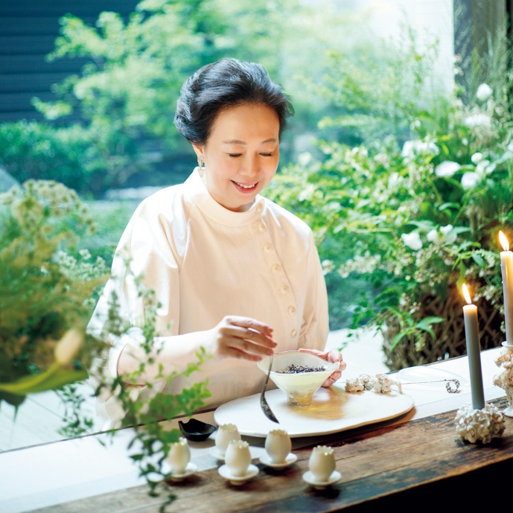 台湾の陶芸家によるお碗で淹れる莊さん。