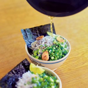 「しらすと海苔の熱々オイル丼」 | 丼に盛るのなら、ねぎも薬味というよりおかずのひとつ。思いきりたっぷり盛り付け、混ぜながら、勢いよく食べたい。
