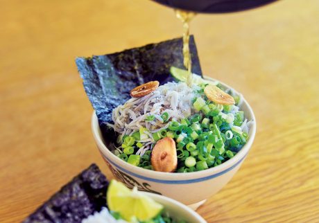 「しらすと海苔の熱々オイル丼」 | 丼に盛るのなら、ねぎも薬味というよりおかずのひとつ。思いきりたっぷり盛り付け、混ぜながら、勢いよく食べたい。