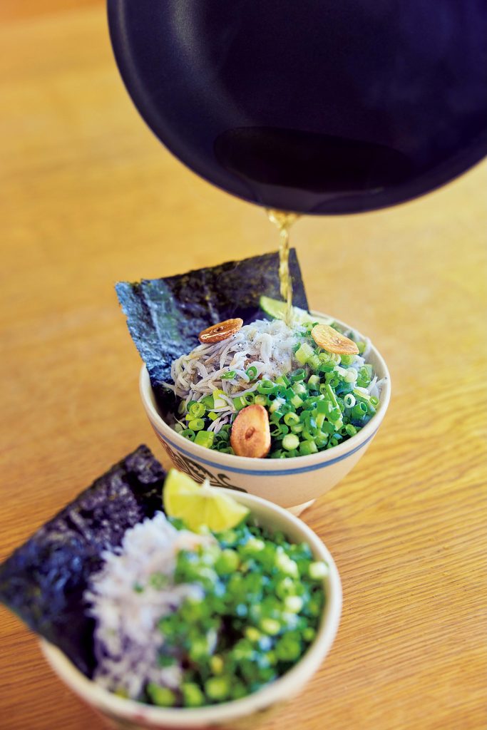 「しらすと海苔の熱々オイル丼」