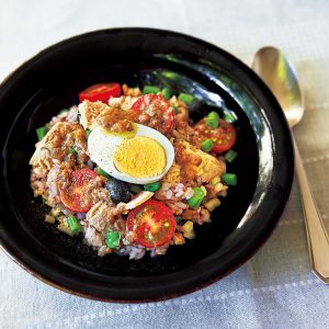 「雑穀米のニース風サラダ丼」 | 「卵やトマトをつぶしながらご飯と混ぜ合わせると、旨味が広がりながらご飯にしみこんで、さらにおいしくなります」