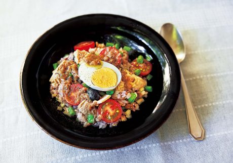 「雑穀米のニース風サラダ丼」 | 「卵やトマトをつぶしながらご飯と混ぜ合わせると、旨味が広がりながらご飯にしみこんで、さらにおいしくなります」
