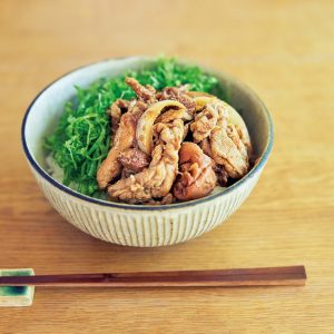 「梅干し入りのしょうが焼き丼」 | 定食屋のしょうが焼き定食をまとめて盛り付けた、大胆なひと皿。ご飯とレタス、しょうが焼きを絡めるようにして一口で。