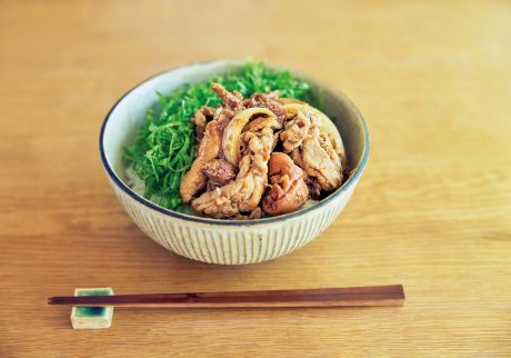 「梅干し入りのしょうが焼き丼」 | 定食屋のしょうが焼き定食をまとめて盛り付けた、大胆なひと皿。ご飯とレタス、しょうが焼きを絡めるようにして一口で。