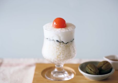 TKGラバー/養鶏家見習い・田中麻衣さんが教えてくれた、冷凍卵の卵かけご飯 | 梅シロップを作るのに使った梅を付け合わせに。