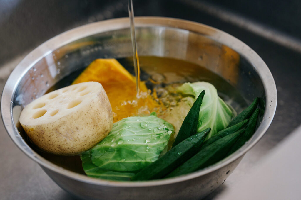 蒸し野菜で使う野菜を洗ったら、〈Greentap〉の冷水につけてシャキッとさせておく。ミネラル豊富なおいしい冷水が、料理と暮らしを上質にする。 | 蒸し野菜で使う野菜を洗ったら、〈Greentap〉の冷水のミネラル in ウォーターにつけてシャキッとさせておく。