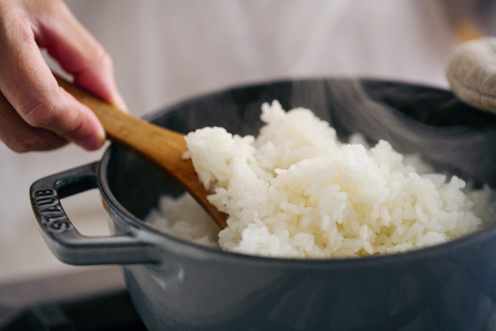 ごはんが炊き上がったら、少し蒸らし、余分な水分を飛ばすように素早くほぐす。「しゃもじもミネラル水に浸してから使います」ミネラル豊富なおいしい冷水が、料理と暮らしを上質にする。 | ご飯が炊き上がったら、少し蒸らし、余分な水分を飛ばすように素早くほぐす。「しゃもじもミネラル in ウォーターに浸してから使います」
