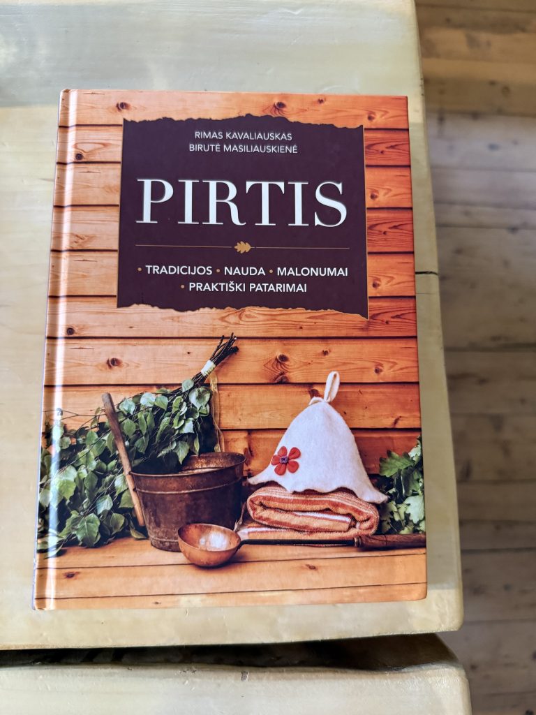 ビルテさんによる著書『PIRTIS』 | ビルテさんによる著書『PIRTIS』。秋に英語版も発売される。