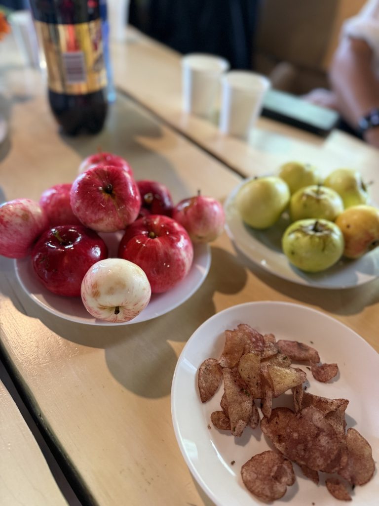 軽食のフルーツ | トリートメントを待っている間、軽食を食べながら過ごすのも楽しいひととき。