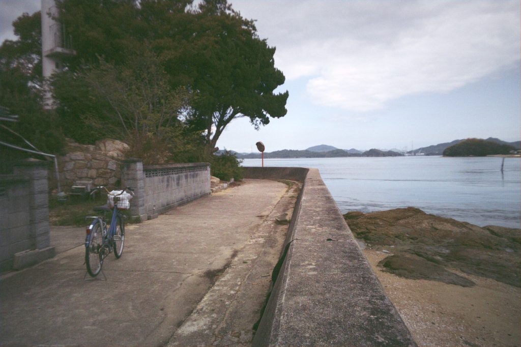 小佐木島からは、映画『裸の島』の舞台である宿禰(すくね)島も見える。 小佐木島からは、映画『裸の島』の舞台である宿禰(すくね)島も見える。